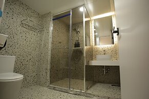 Hotel Seven Step