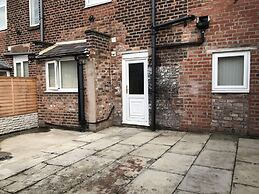 Modern Comfy 2-bedroom Flat in St Helens