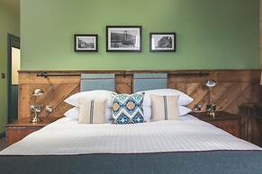 Rock Point Inn