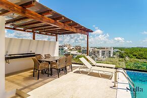 Grand Oceanview Condo with Rooftop Pools