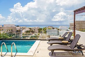Grand Oceanview Condo with Rooftop Pools