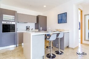 Grand Oceanview Condo with Rooftop Pools