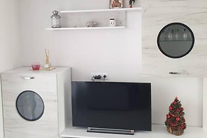 2-bed - Sleeps 4 - With Parking