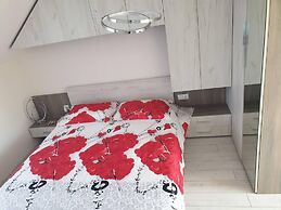 2-bed - Sleeps 4 - With Parking