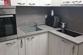 2-bed - Sleeps 4 - With Parking