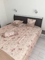 2-bed - Sleeps 4 - With Parking