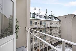 Sanders Monarch - Nice 1-bdr Apt With Balconies