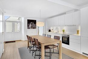 Sanders Monarch - Nice 1-bdr Apt With Balconies