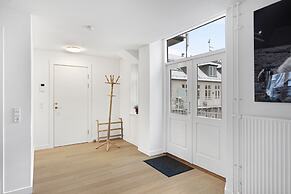 Sanders Monarch - Nice 1-bdr Apt With Balconies