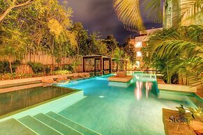 Private Rooftop 1BR Condo with Stunning Common Areas by Stella Rentals