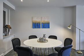 Chic n Bright 3 Bd Apt with Hilton View
