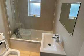 Lovely 4-bed Apartment in Harrow