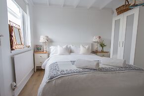 Fairlight - Charming Coastal Home on the Beach