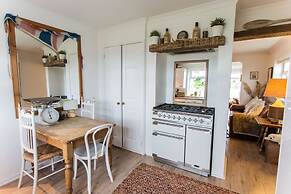 Fairlight - Charming Coastal Home on the Beach