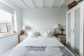 Fairlight - Charming Coastal Home on the Beach