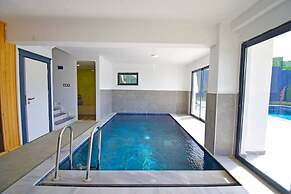 Stunning 4-bed Villa: Private Pool, Sauna & Hammam