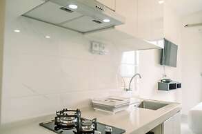 Comfortable Studio With Pool View At Sky House Bsd Apartment