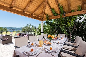 Holiday Villa Perna with Swimming Pool