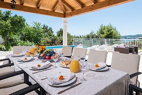 Holiday Villa Perna with Swimming Pool