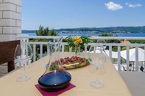 Holiday Villa Perna with Swimming Pool
