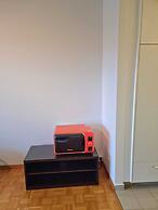 Entire Flat Close to Airport, Train, Center for 7
