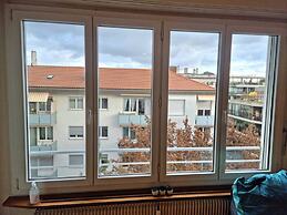 Entire Flat Close to Airport, Train, Center for 7