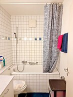 Entire Flat Close to Airport, Train, Center for 7