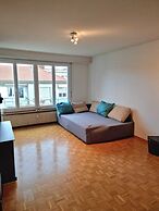 Entire Flat Close to Airport, Train, Center for 7