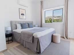 Sanders White Mountains - Modern Villa With Pool