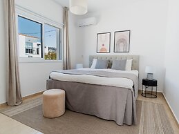 Sanders White Mountains - Pleasant Villa With Pool