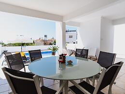 Sanders White Mountains - Pleasant Villa With Pool