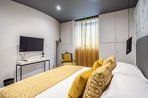 33 Solonos Suites