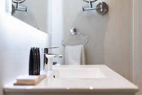 33 Solonos Suites