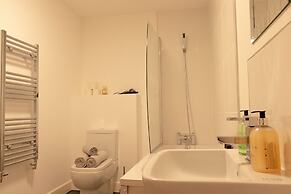 Livestay - 2 Bed Apartment Free Parking Heathrow