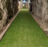 Cave Retreat - Sleeps 2 - Pets - Parking - Wifi