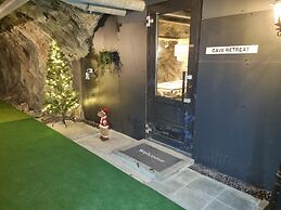 Cave Retreat - Sleeps 2 - Pets - Parking - Wifi