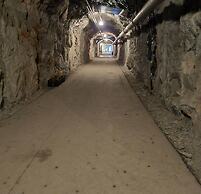 Cave Retreat - Sleeps 2 - Pets - Parking - Wifi