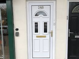 Lovely 2-bed Apartment in Solihull