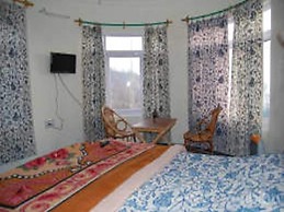 Calm Holiday Inn