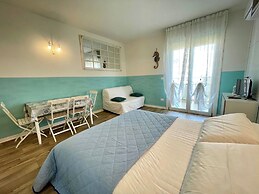 Bright and Colorful Studio With sea View