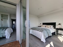 Luxe Apt w Harbour-Sunset Views -Parking