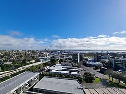 Luxe Apt w Harbour-Sunset Views -Parking