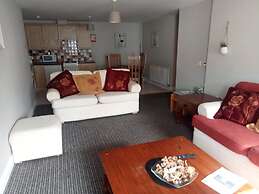 Central 2-bed Apt, Sleeps 5 Above Great Derry Pub