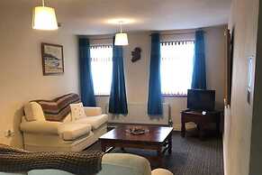 Central 2-bed Apt, Sleeps 5 Above Great Derry Pub