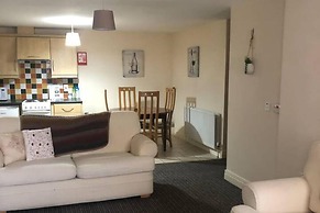 Central 2-bed Apt, Sleeps 5 Above Great Derry Pub