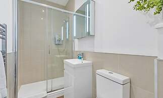 City Heights One Bedroom Modern apt 100 Metres From Seafront