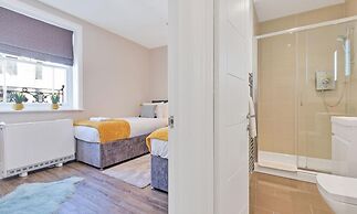 City Heights One Bedroom Modern apt 100 Metres From Seafront