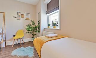 City Heights One Bedroom Modern apt 100 Metres From Seafront