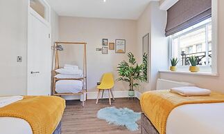City Heights One Bedroom Modern apt 100 Metres From Seafront