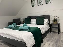 2 Bed Flat - Sleeps 6 - Parking - Wifi